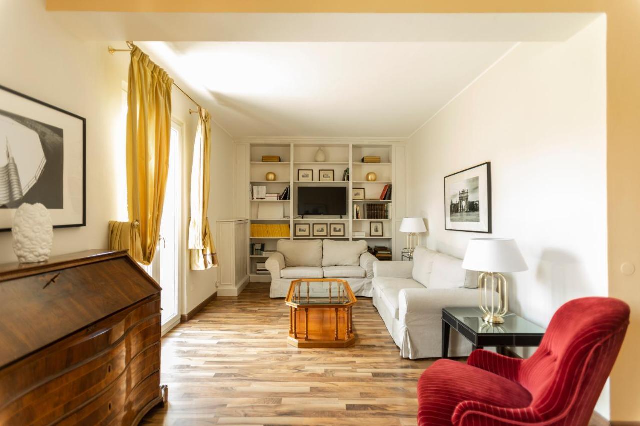 Montenapoleone - Sant Andrea Charme Penthouse Milan Bagian luar foto